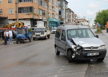 Hafif ticari araç patpata çarptı: 1 yaralı