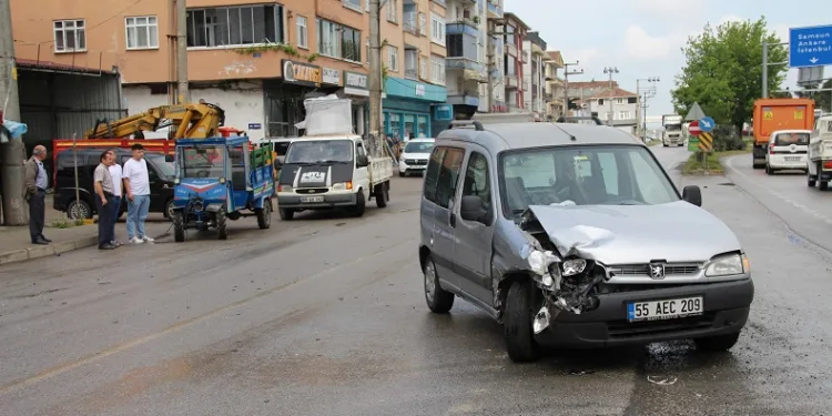 Hafif ticari araç patpata çarptı: 1 yaralı