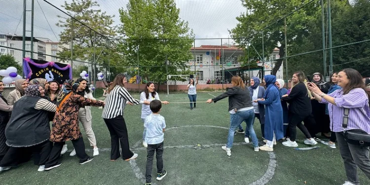 Bu sefer çocuklar yerine anneler eğlendi