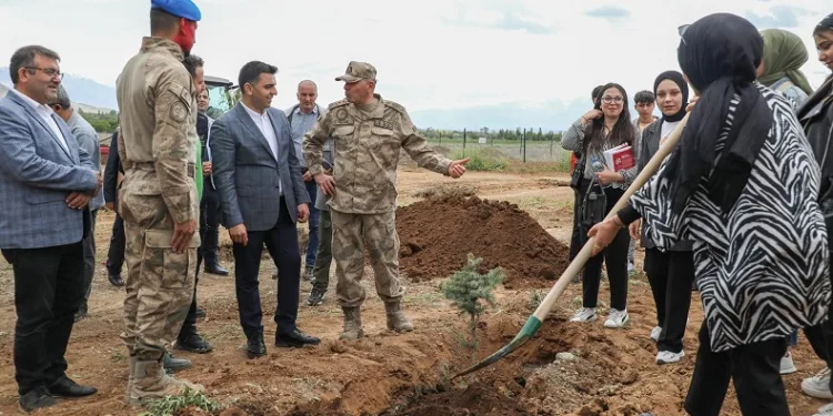 Erzincan’da fidanlar toprakla buluştu