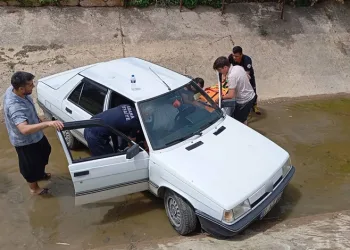 Otomobil sulama kanalına düştü