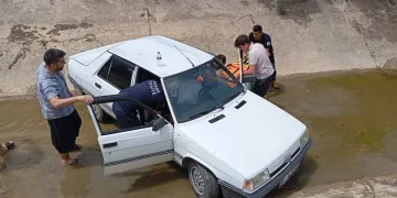Otomobil sulama kanalına düştü