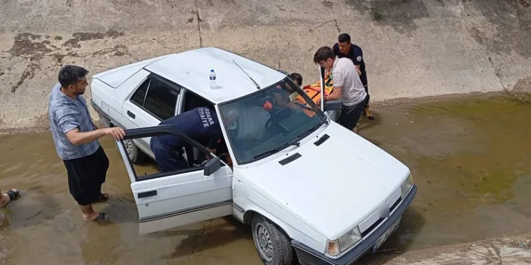 Otomobil sulama kanalına düştü