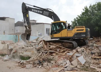 Koruma alanındaki metruk bina yıkıldı