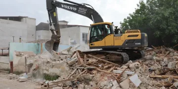 Koruma alanındaki metruk bina yıkıldı