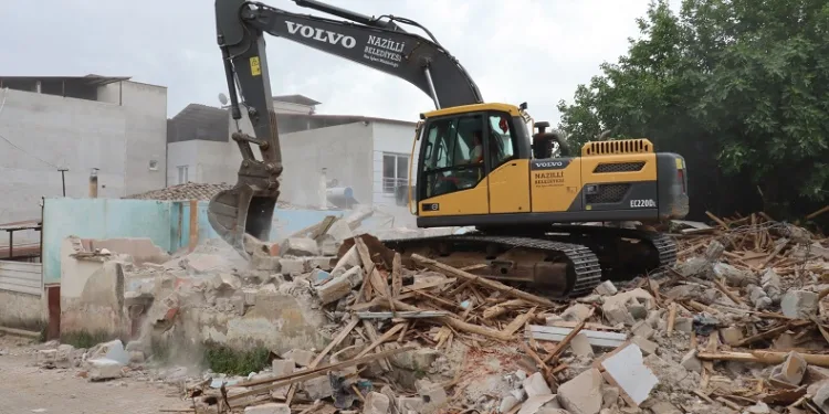 Koruma alanındaki metruk bina yıkıldı