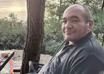Yanında çalıştığı patronunu boğazından bıçaklayarak öldürdü