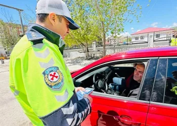 Yüksekova’da sürücüler trafik testinden geçti