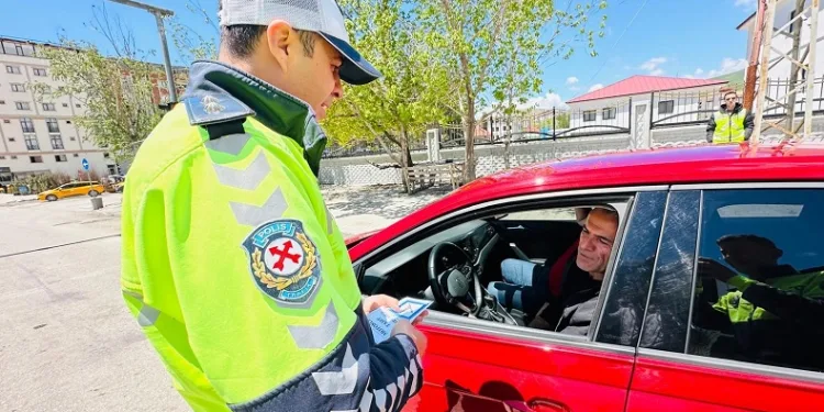 Yüksekova’da sürücüler trafik testinden geçti