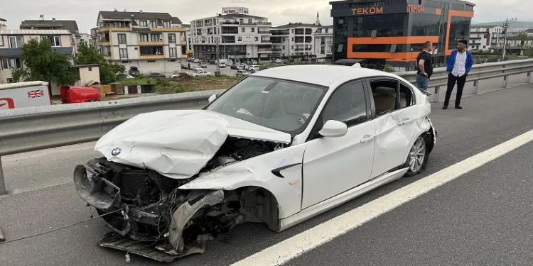 TEM’de 3 otomobil çarpıştı: 3 yaralı