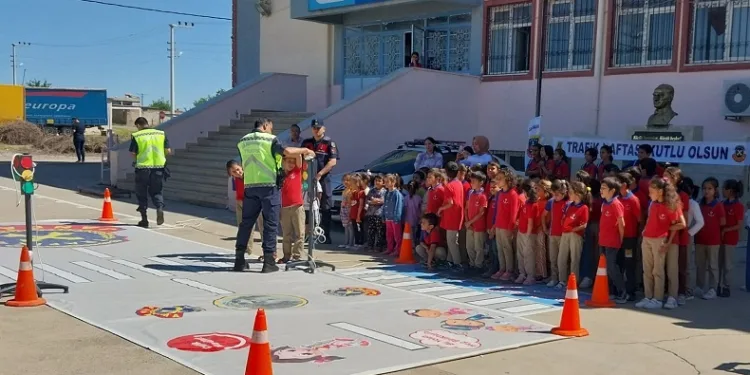 Jandarmadan 485 öğrenciye uygulamalı trafik eğitimi