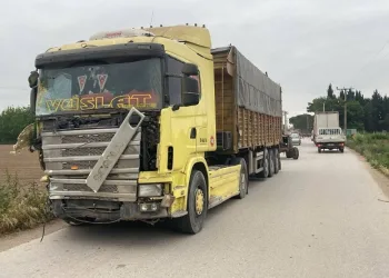 Bursa’da servis aracı ile tır çarpıştı: 3 yaralı