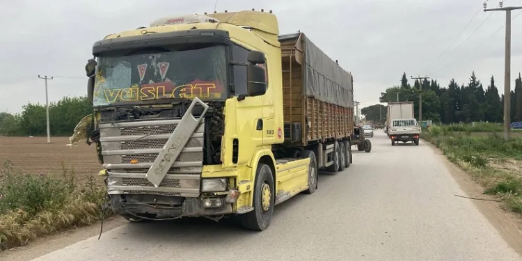 Bursa’da servis aracı ile tır çarpıştı: 3 yaralı