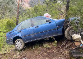 Sürücüsün hakimiyetini kaybettiği otomobil uçuruma yuvarlandı