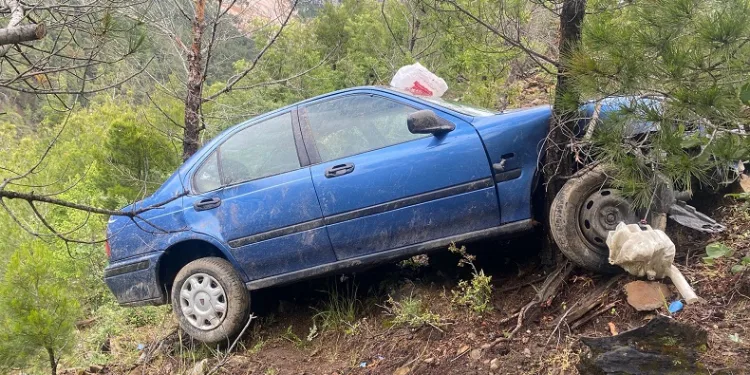 Sürücüsün hakimiyetini kaybettiği otomobil uçuruma yuvarlandı