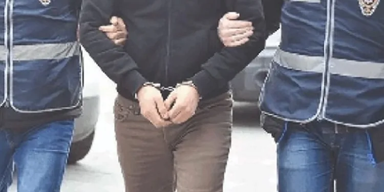Polis ekiplerince aranması olan 10 şüpheli yakalandı