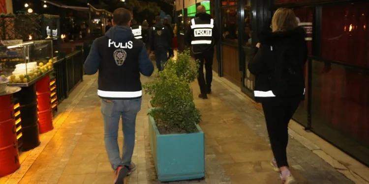 Polis ekipleri 6 bin 762 şüpheliyi sorgulayıp bin 93 aracı kontrol etti