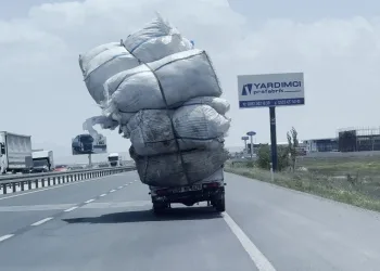 Trafikte “devrildi devrilecek” kamyonet şok etti