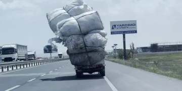 Trafikte “devrildi devrilecek” kamyonet şok etti