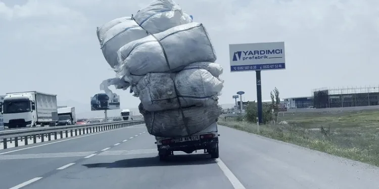 Trafikte “devrildi devrilecek” kamyonet şok etti