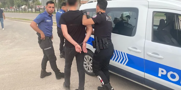 Sahte komiser, gerçek polislere yakalandı
