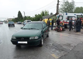 Otomobil ile motosiklet çarpıştı