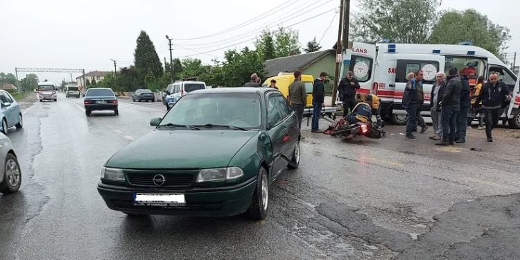 Otomobil ile motosiklet çarpıştı