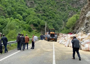 Saman yüklü tır devrildi: 1 yaralı