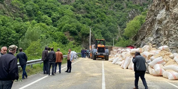 Saman yüklü tır devrildi: 1 yaralı