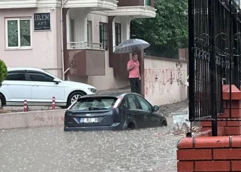 Aşırı yağmur nedeniyle evleri su bastı