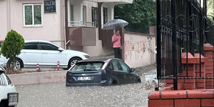 Aşırı yağmur nedeniyle evleri su bastı