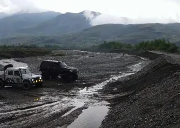 Erzincan’da bol çamurlu derede off road