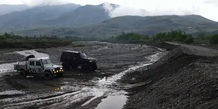 Erzincan’da bol çamurlu derede off road