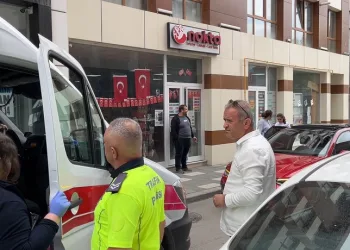 Ters yöne giren otomobil, 7 yaşındaki çocuğa çarptı
