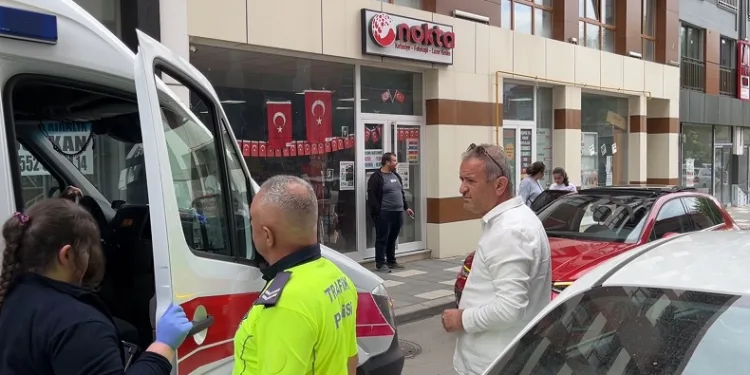 Ters yöne giren otomobil, 7 yaşındaki çocuğa çarptı