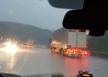 Dolu yağışı yolu beyaza büründürdü