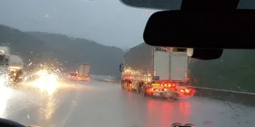 Dolu yağışı yolu beyaza büründürdü