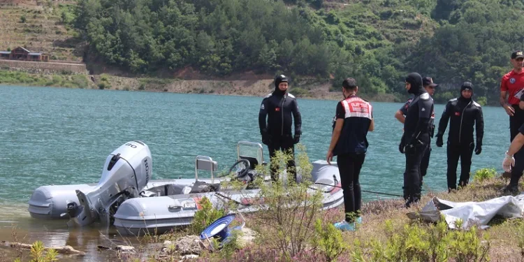 Rus turist, suyun 31 metre altında ölü bulundu