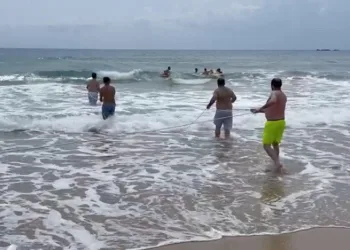 Alanya’da boğulma tehlikesi geçiren tatilciler halatlara takılı can simitleriyle kurtarıldı