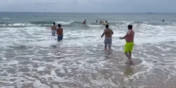Alanya’da boğulma tehlikesi geçiren tatilciler halatlara takılı can simitleriyle kurtarıldı