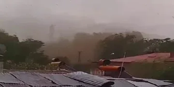Erzurum’da hortum evlerin çatılarını uçurdu