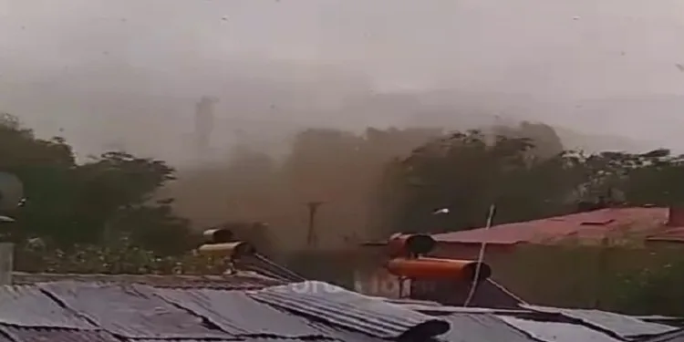 Erzurum’da hortum evlerin çatılarını uçurdu