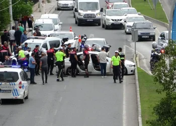 Polisin ’dur’ ihtarına uymayarak kaçan araç kaza yaptı