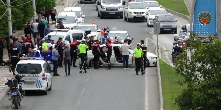 Polisin ’dur’ ihtarına uymayarak kaçan araç kaza yaptı