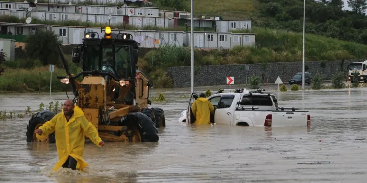 Göle dönen yolda mahsur kalan araç kurtarıldı