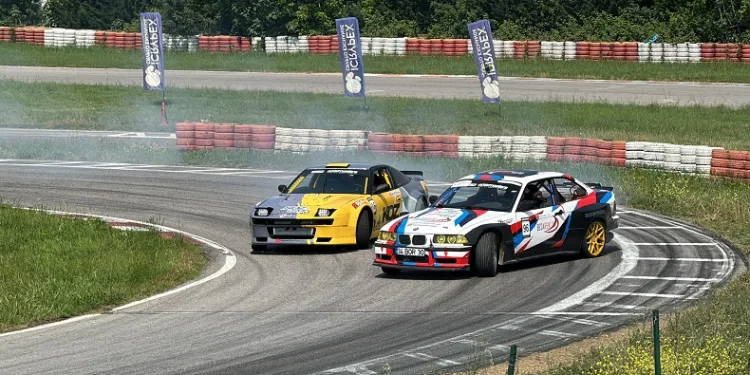 Kapı kapıya devir çeviren drift araçları tozu dumana kattı