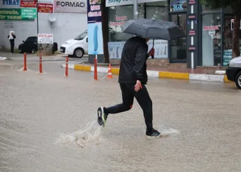Elazığ’da sağanak hayatı felç etti
