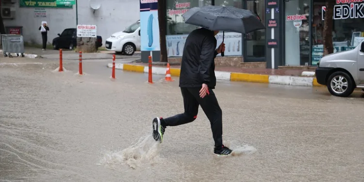 Elazığ’da sağanak hayatı felç etti