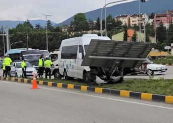 Alkollü sürücü yön tabelasına çarptı