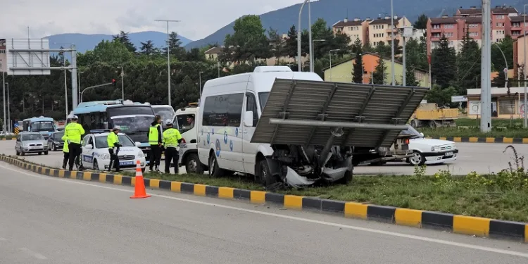 Alkollü sürücü yön tabelasına çarptı
